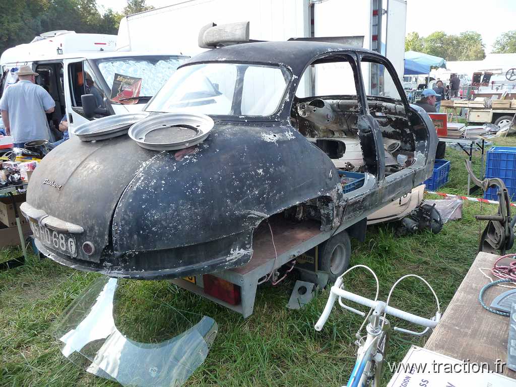 2014_Lipsheim (58).JPG - 33ème Bourse d'échange à Lipsheim, une caisse de panhard bine corrodée